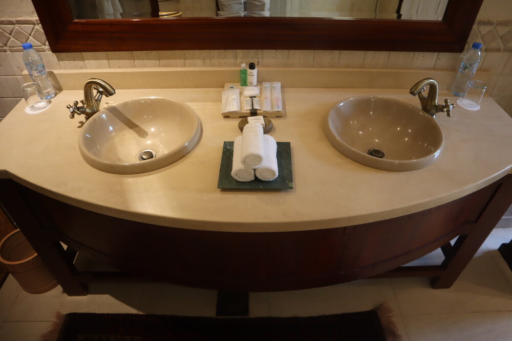 Al Maha Desert Resort Dubai – Bedouin Suite sinks