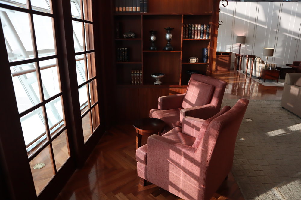 Asiana Airlines First Class Lounge – Seating “nooks”