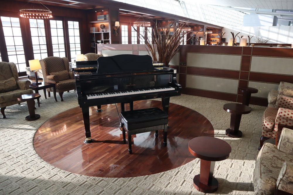 Asiana Airlines First Class Lounge – Grand piano