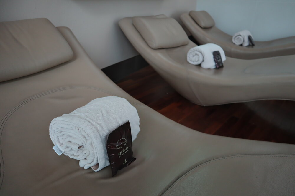 Emirates First Class Lounge Dubai (Concourse B) – Lounge chair amenities