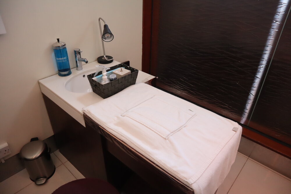 Emirates First Class Lounge Dubai (Concourse B) – Timeless Spa treatment room