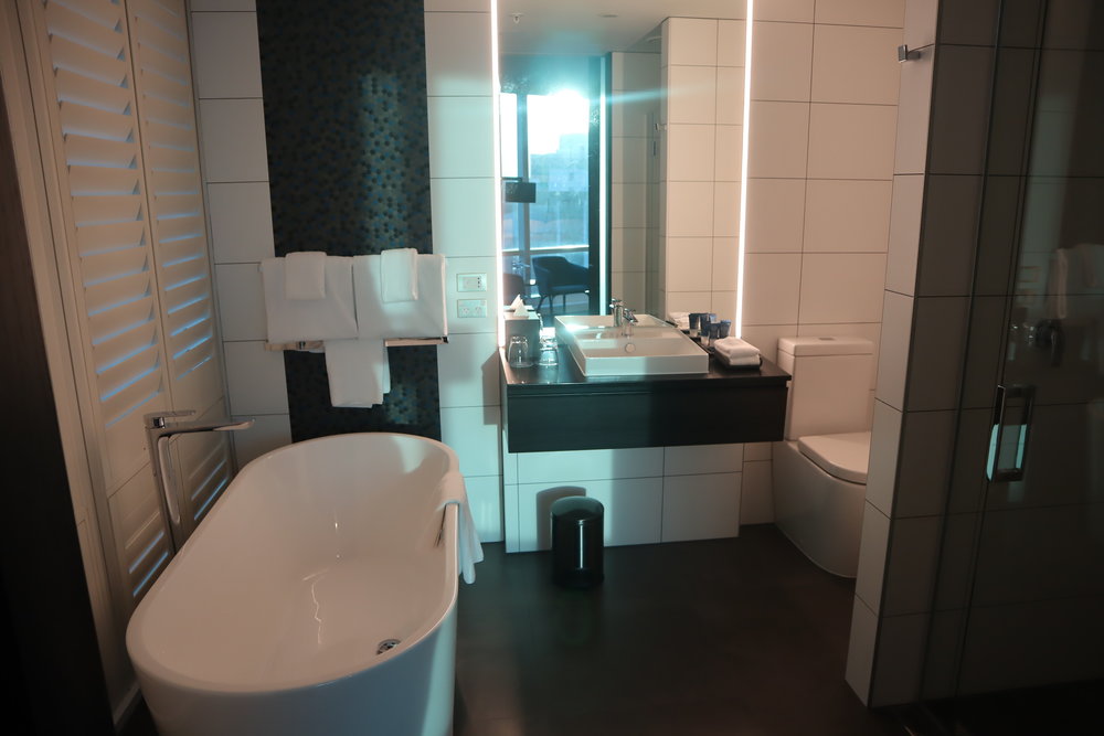 Four Points by Sheraton Auckland – Corner Room bathroom