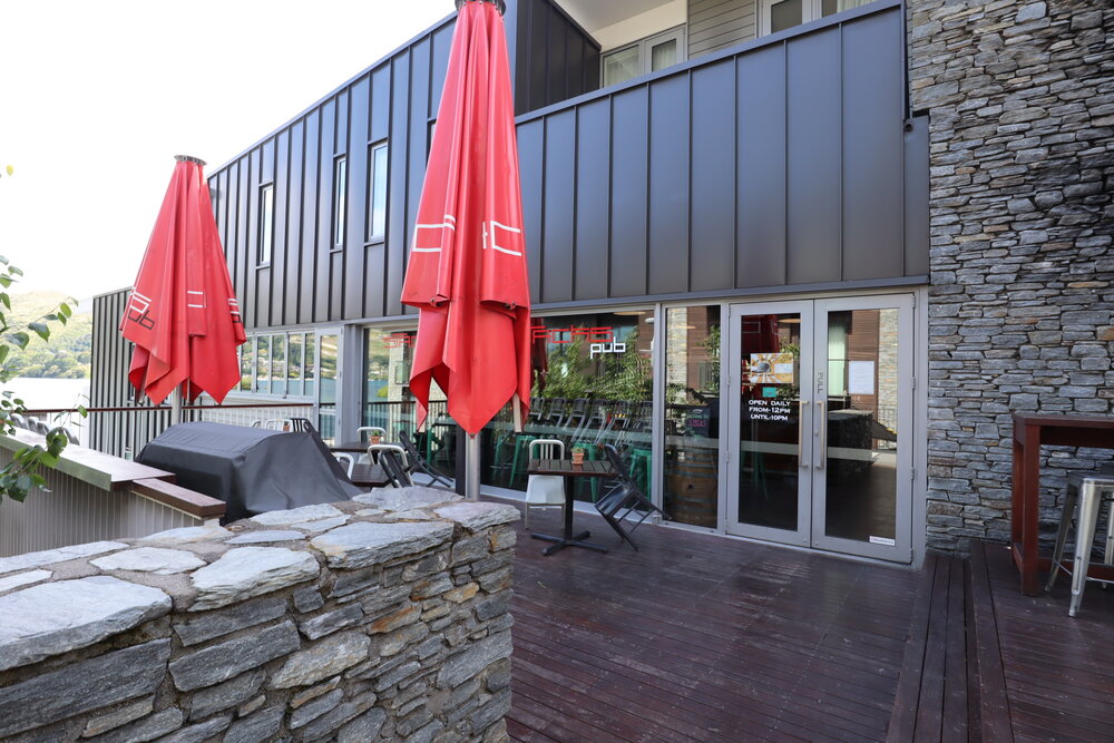 Hilton Queenstown – Stacks Pub