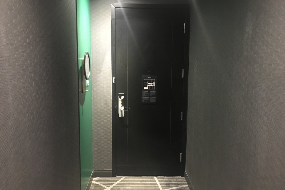 Renaissance Montreal Downtown – King Suite entryway