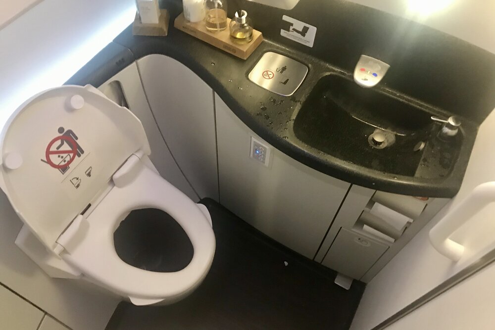 Turkish Airlines 787 business class – Restroom