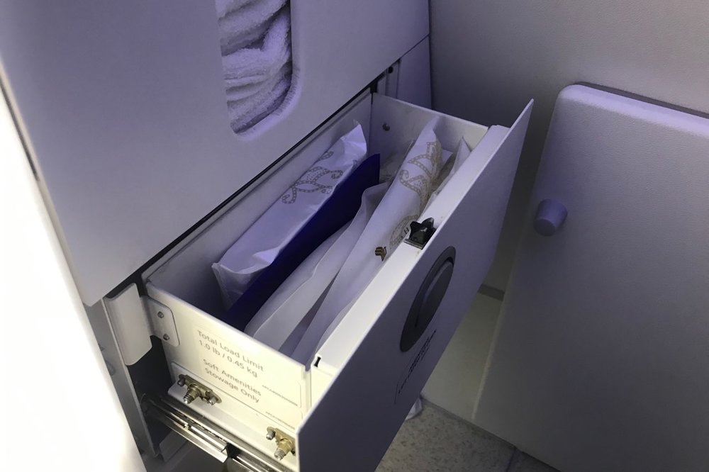 Singapore Airlines 787-10 business class – Restroom amenities