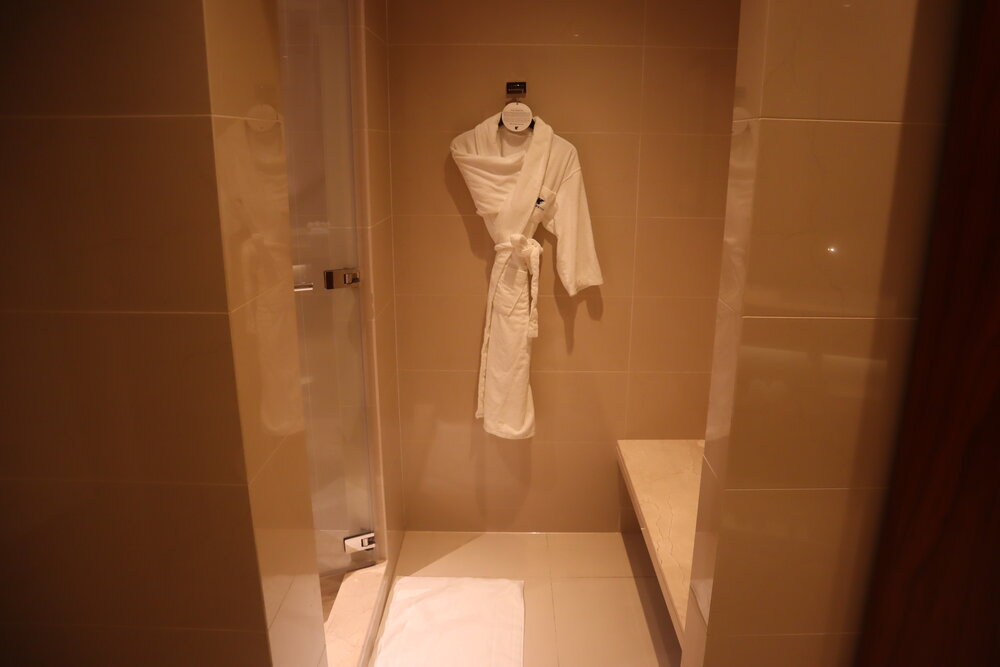 JW Marriott Marquis Dubai – Deluxe Corner Suite shower