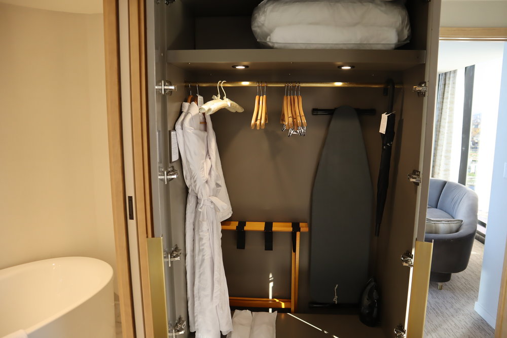 JW Marriott Parq Vancouver – Armoire