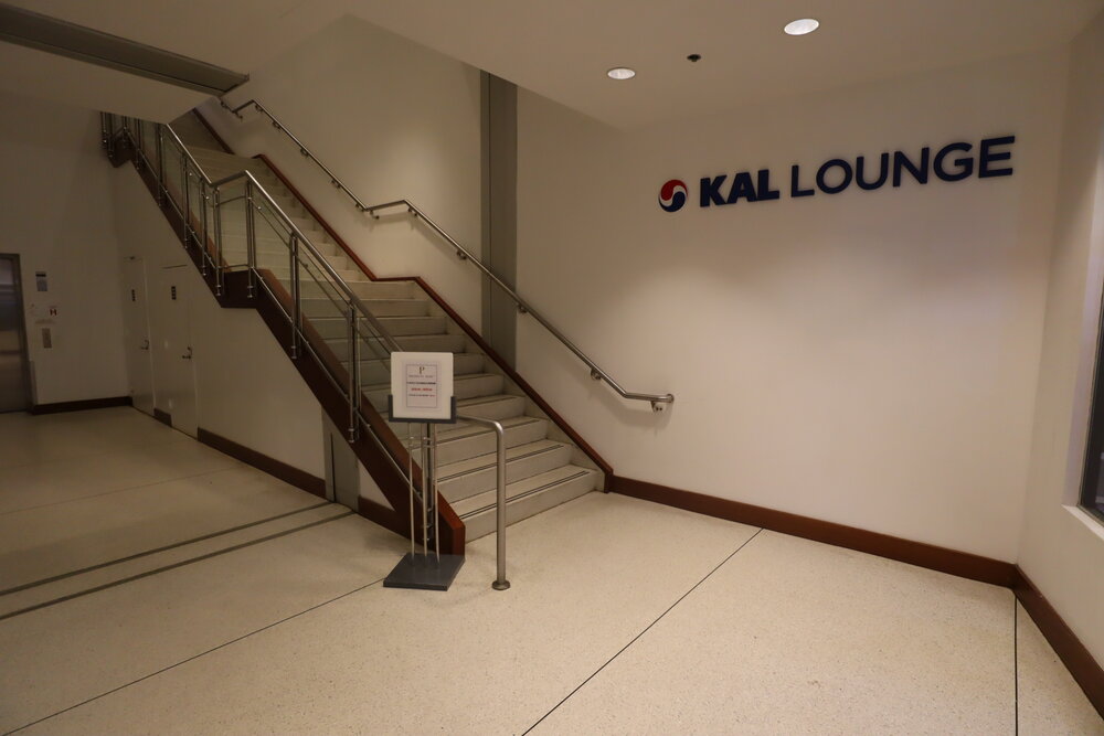 Korean Air First Class Lounge New York JFK – Stairway