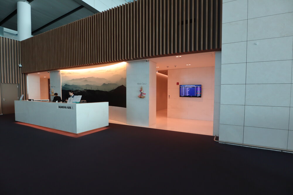 Korean Air First Class Lounge Seoul – Front desk