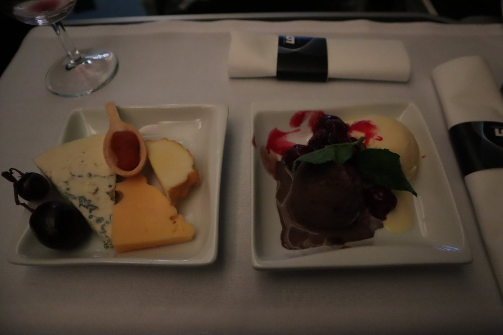 LOT Polish Airlines business class – Cheese and dessert