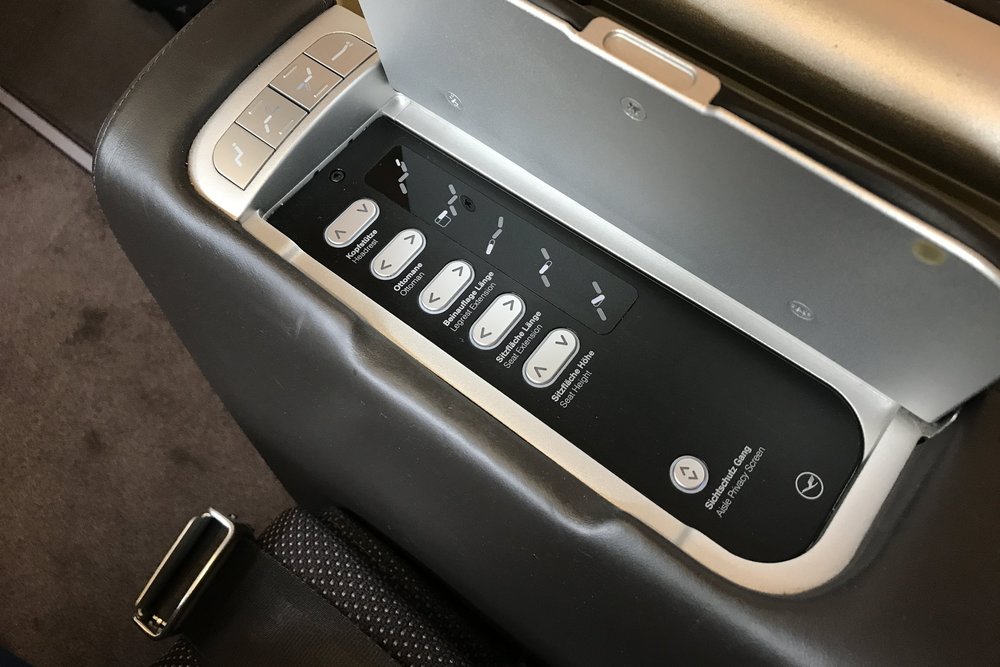 Lufthansa First Class – Seat controls