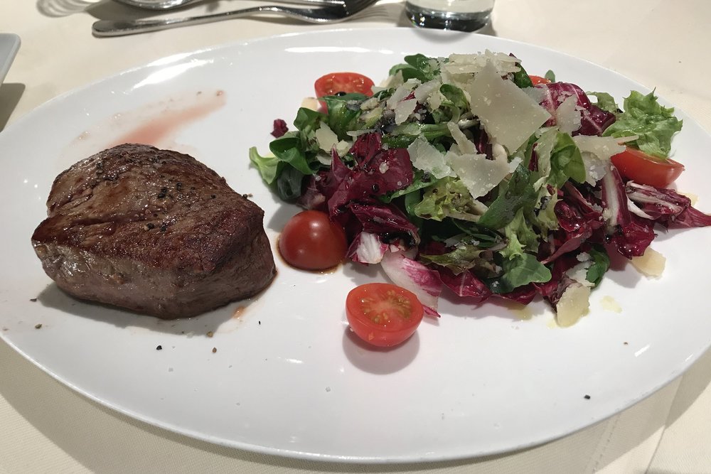 Lufthansa First Class Terminal Frankfurt – Steak with salad