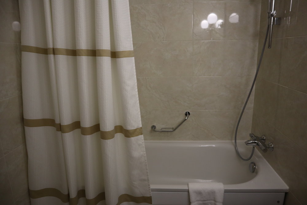 Moscow Marriott Tverskaya Hotel – Shower/tub combo