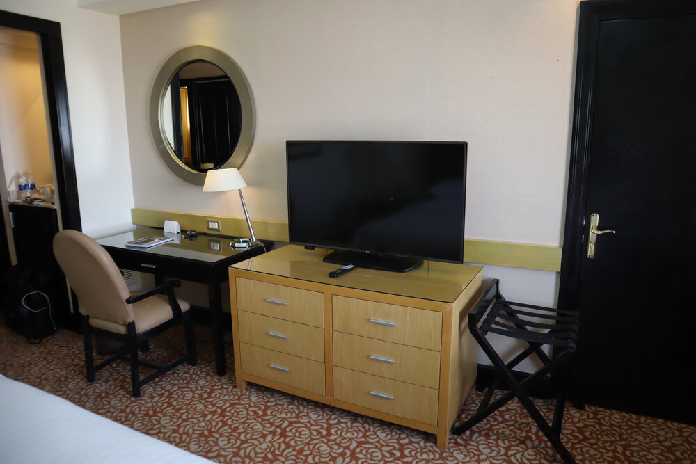 Petra Marriott Hotel – Desk and television