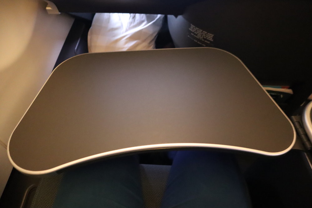 SAS business class – Tray table