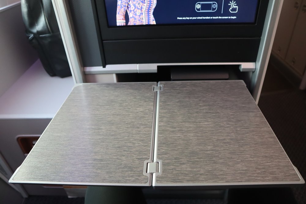 Singapore Airlines 787-10 business class – Tray table