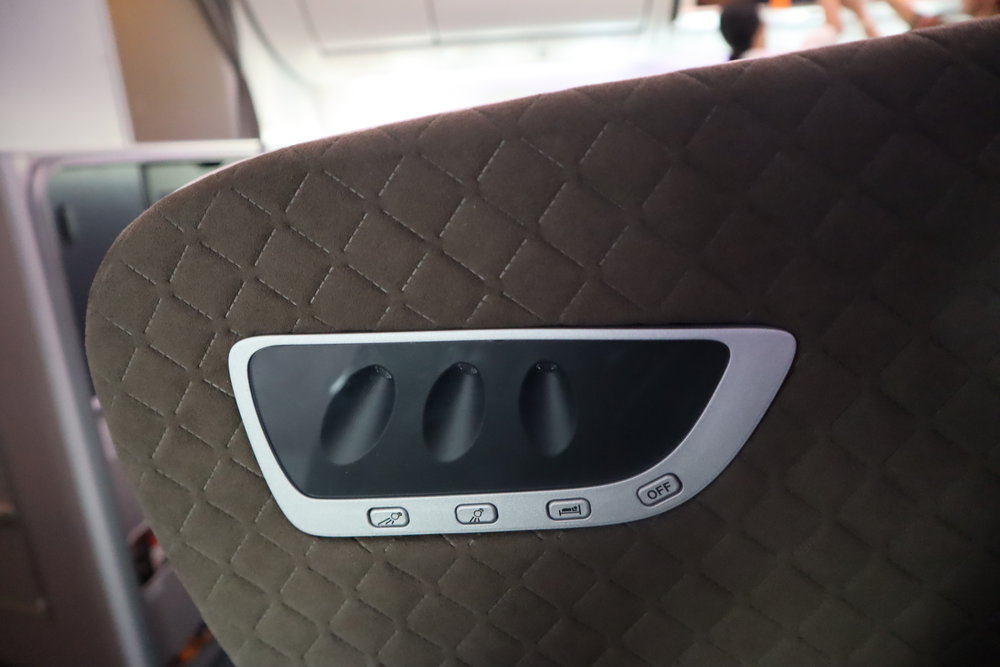 Singapore Airlines 787-10 business class – Reading lights