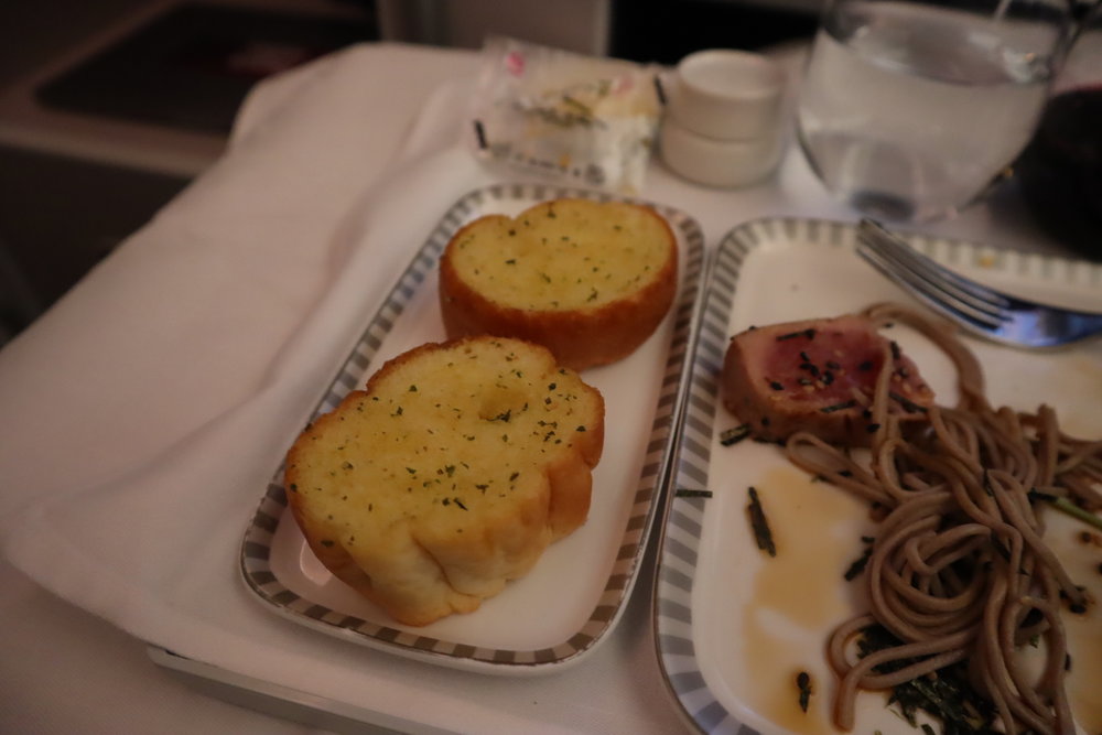 Singapore Airlines 787-10 business class – Garlic bread