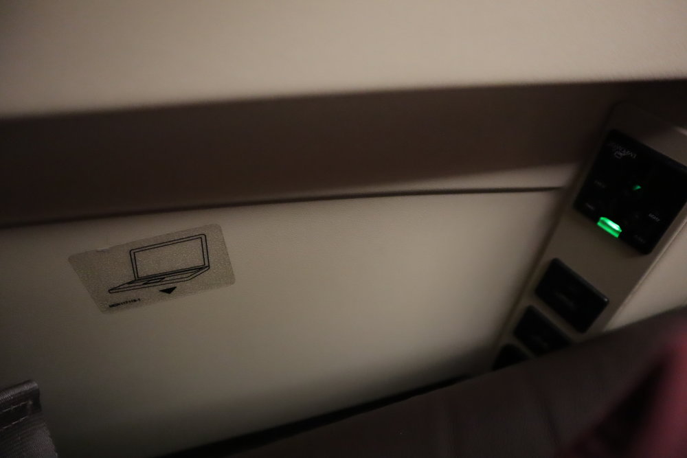 Singapore Airlines A330 business class – Laptop storage