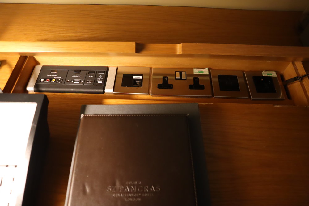 St. Pancras Renaissance Hotel London – USB and power outlets