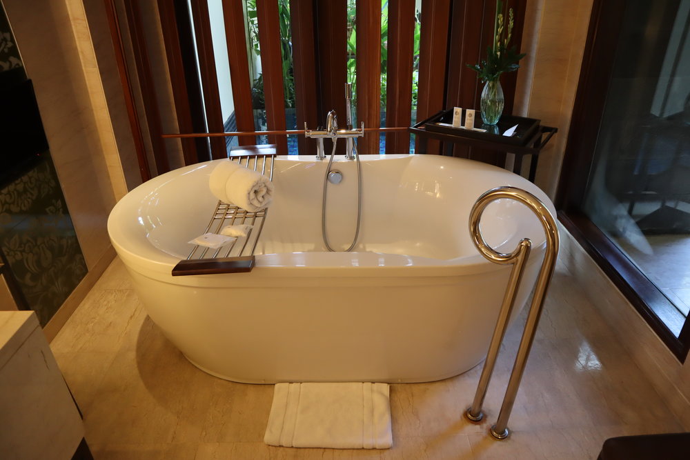 St. Regis Bali – St. Regis Pool Suite bathtub