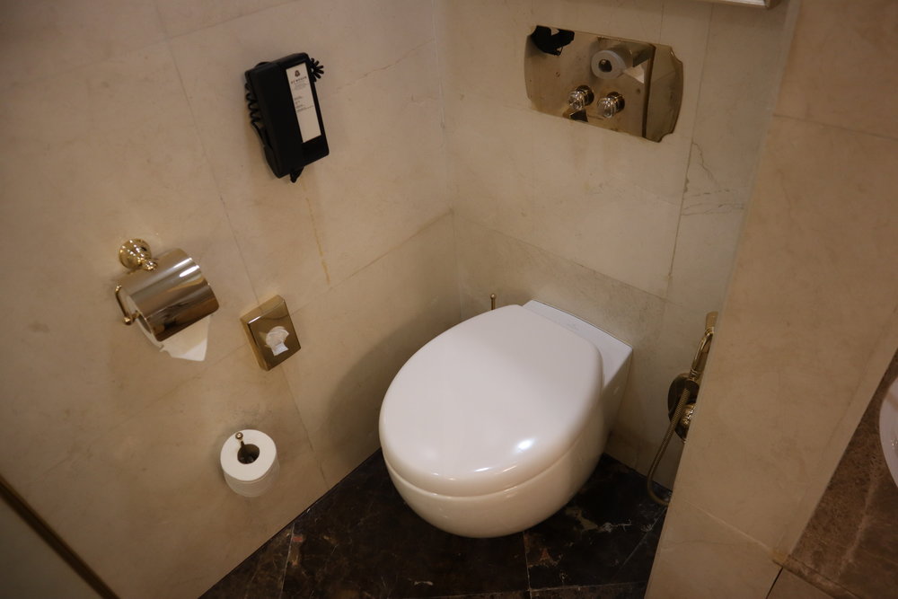 St. Regis Moscow Nikolskaya – St. Regis Suite toilet