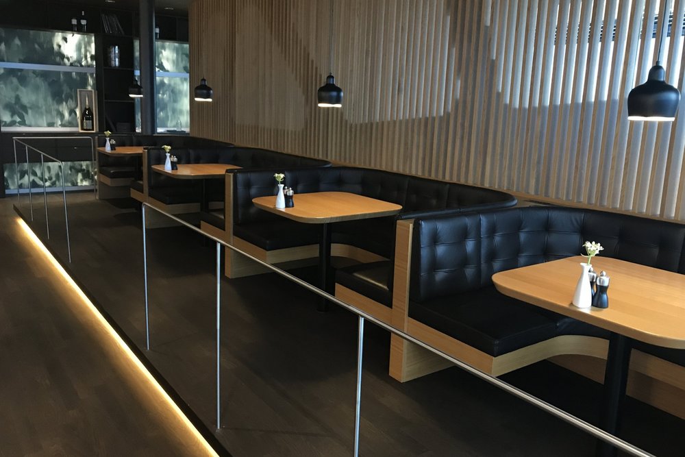 Swiss First Class Lounge Zurich – Booth seating