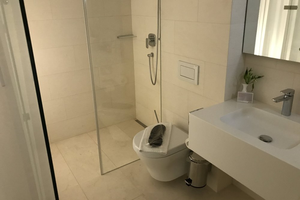 Swiss First Class Lounge Zurich – Day room ensuite bathroom