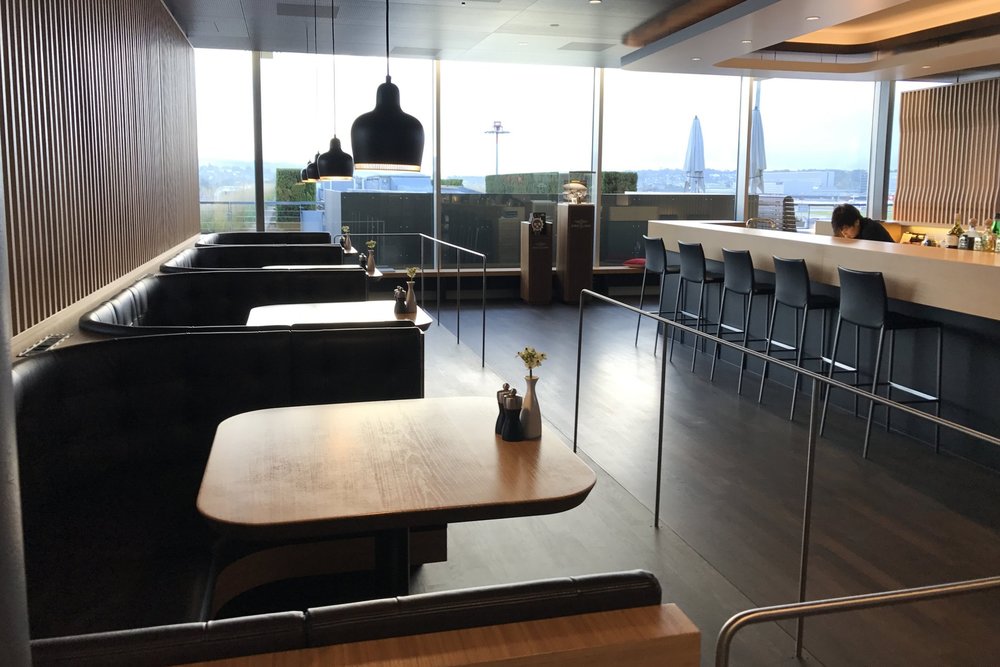 Swiss First Class Lounge Zurich – Booth seating and bar