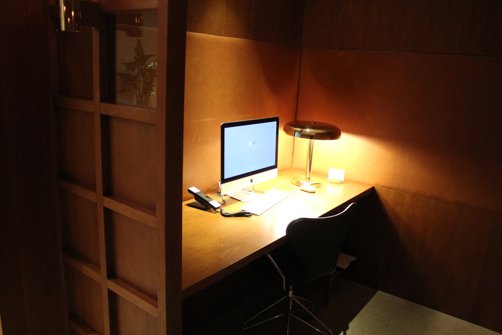 The Pier First Class Lounge by Cathay Pacific – Computer workstation