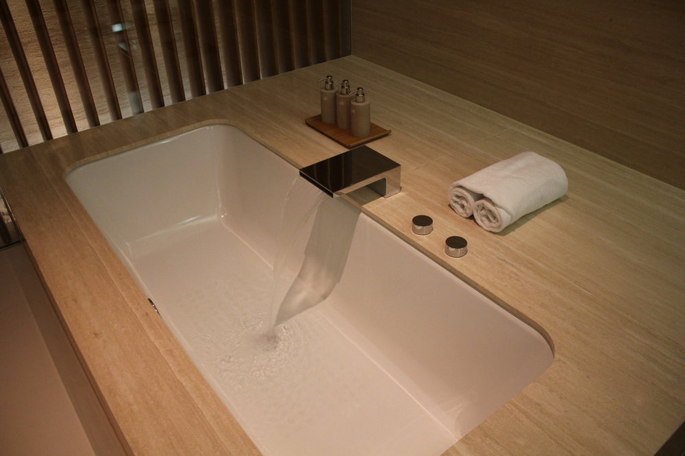 The Wing First Class Lounge by Cathay Pacific – Cabana bathtub