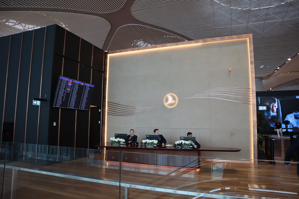 Turkish Airlines Business Lounge Istanbul – Front desk