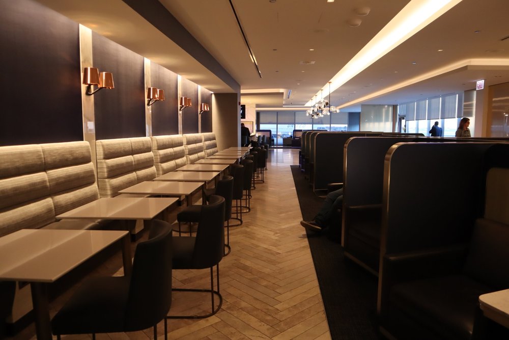 United Polaris Lounge Chicago – Hallway seating