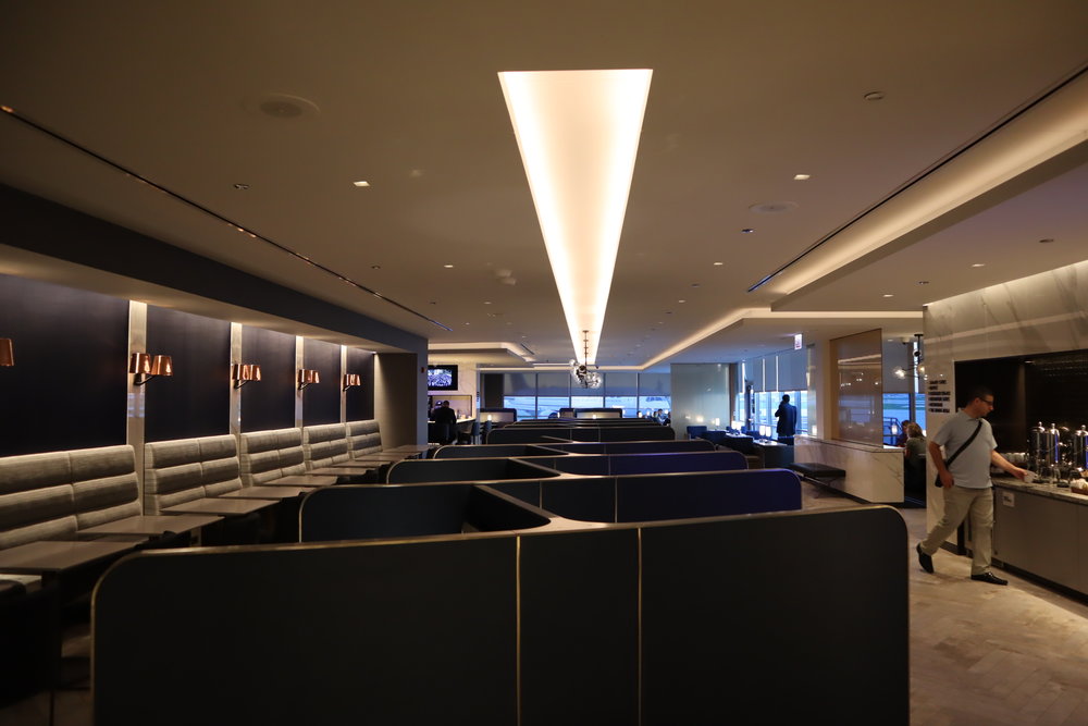 United Polaris Lounge Chicago – Hallway