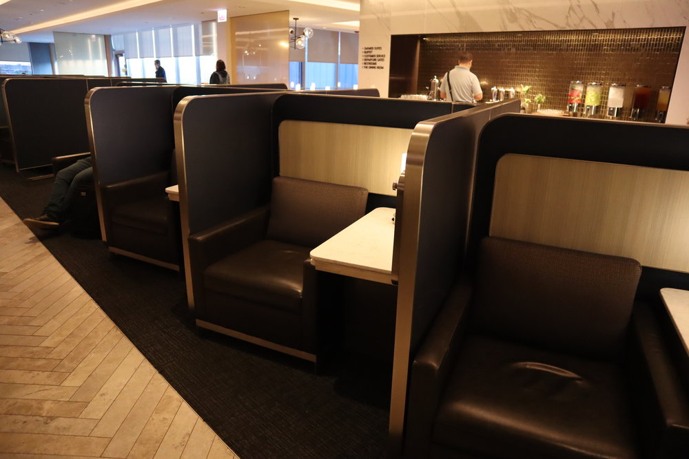 United Polaris Lounge Chicago – Individual pods