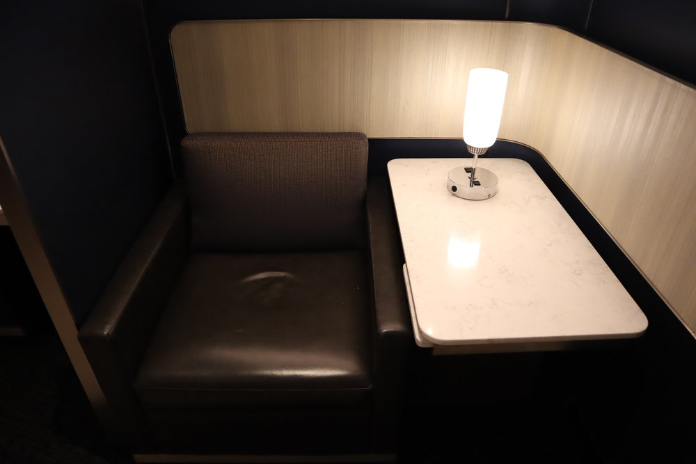 United Polaris Lounge Chicago – Individual pod