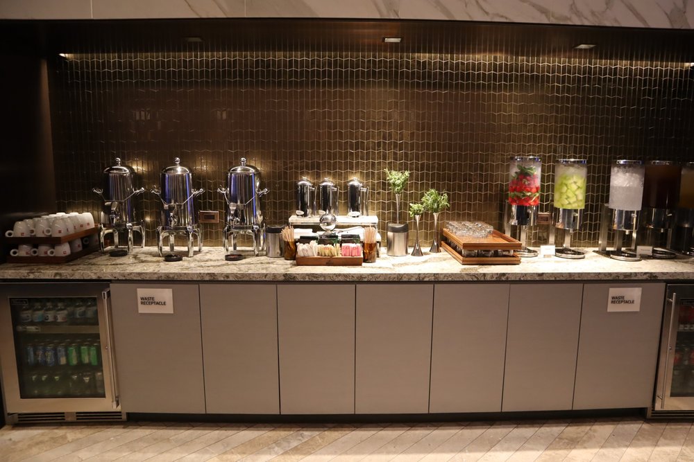 United Polaris Lounge Chicago – Self-serve drinks