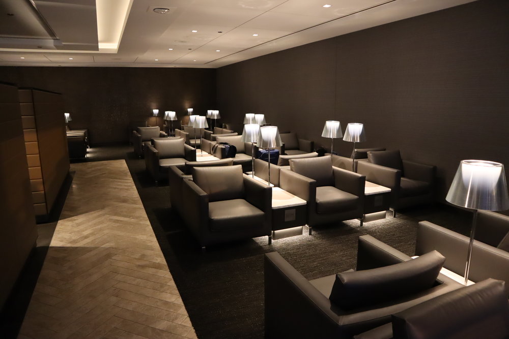 United Polaris Lounge Chicago – Seating