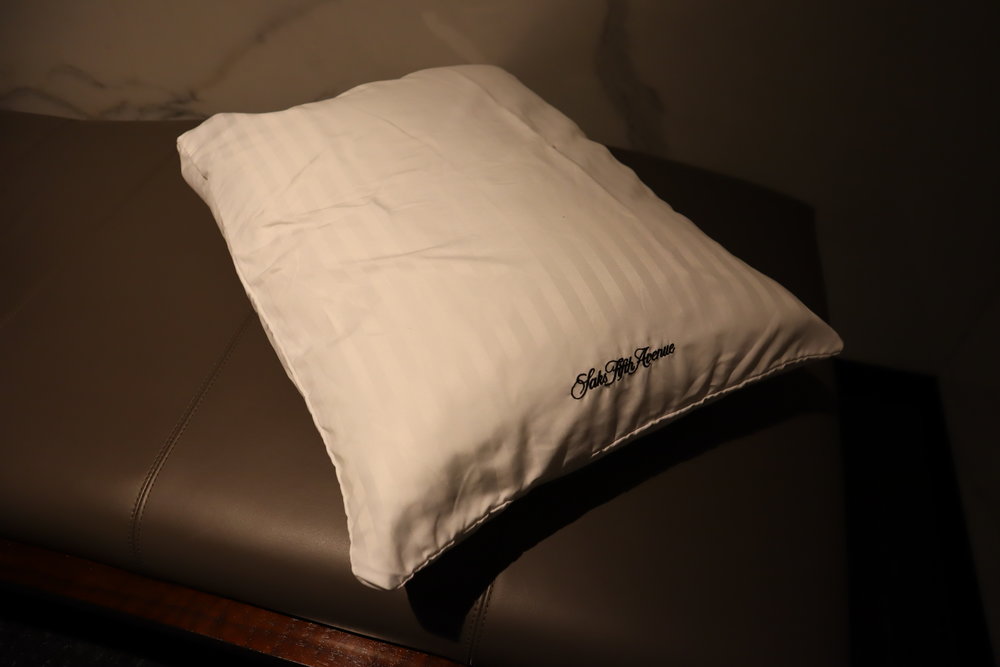 United Polaris Lounge Chicago – Daybed pillow