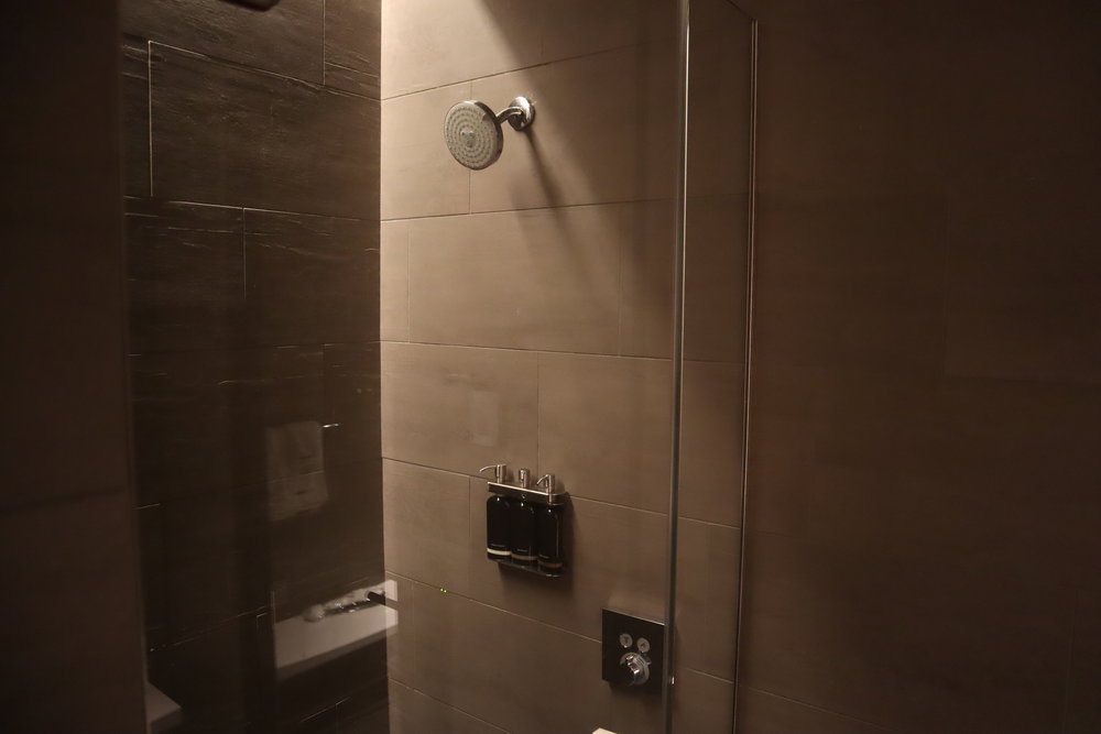 United Polaris Lounge Newark – Shower suite