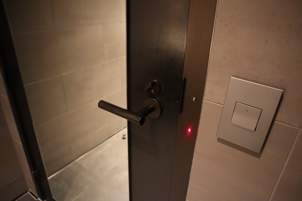 United Polaris Lounge Newark – Bathroom door light