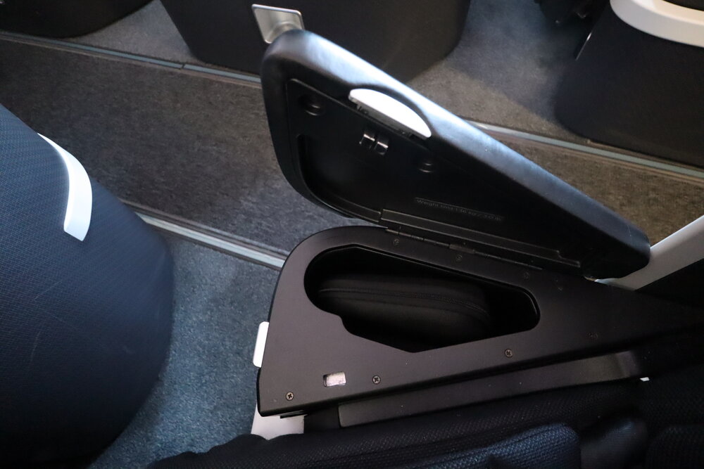 Virgin Australia business class – Aisle-side storage