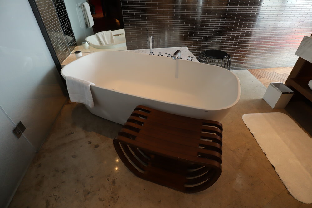 W Shanghai The Bund – Fantastic Bund View Suite bathtub