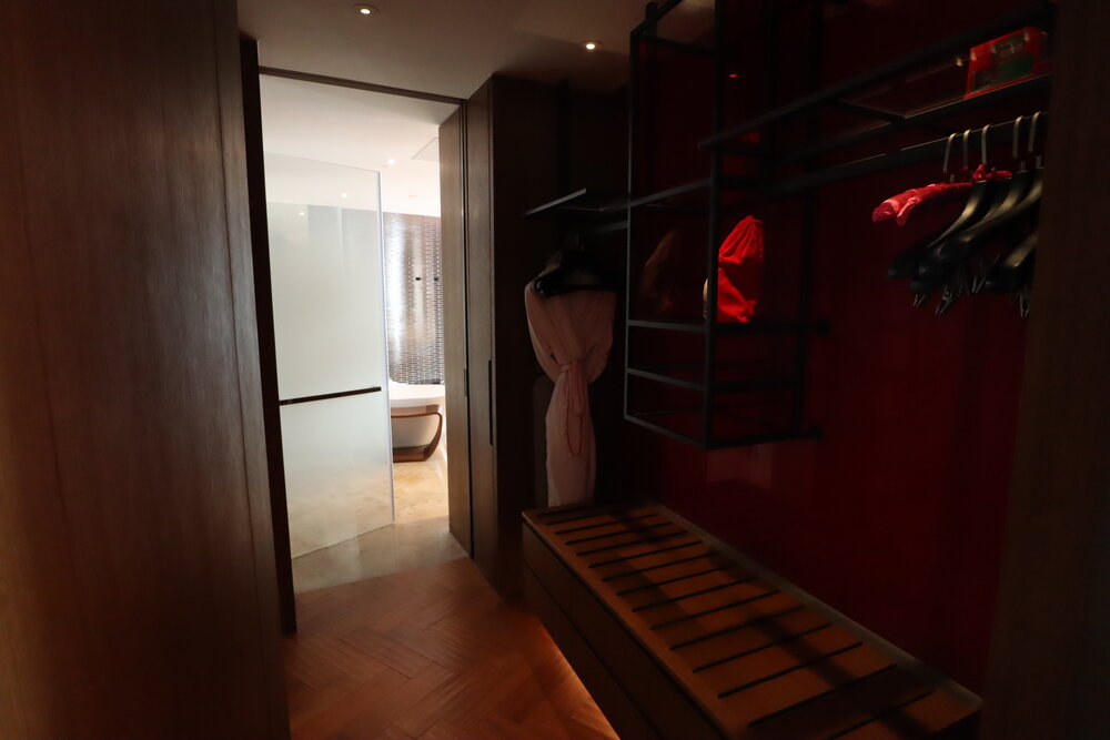 W Shanghai The Bund – Fantastic Bund View Suite closet