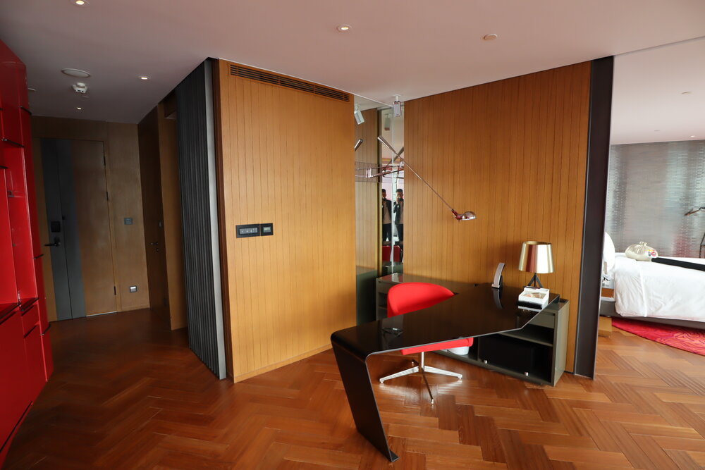 W Shanghai The Bund – Fantastic Bund View Suite desk