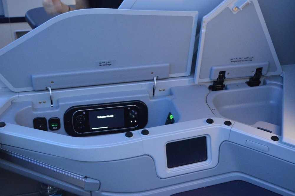 EgyptAir 787 business class – Storage units