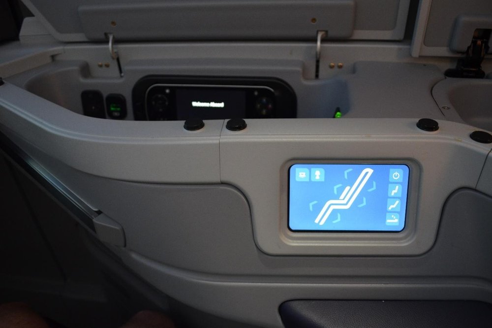 EgyptAir 787 business class – Seat controls