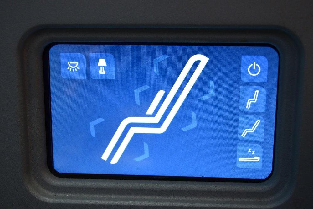 EgyptAir 787 business class – Seat controls