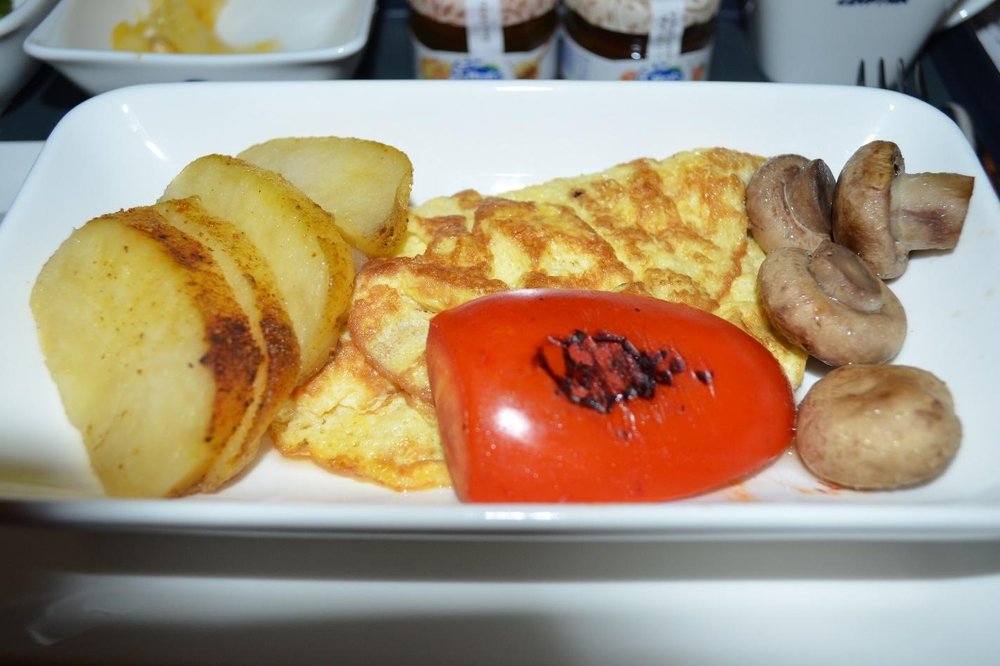 EgyptAir 787 business class – Omelette with mushroom and potato